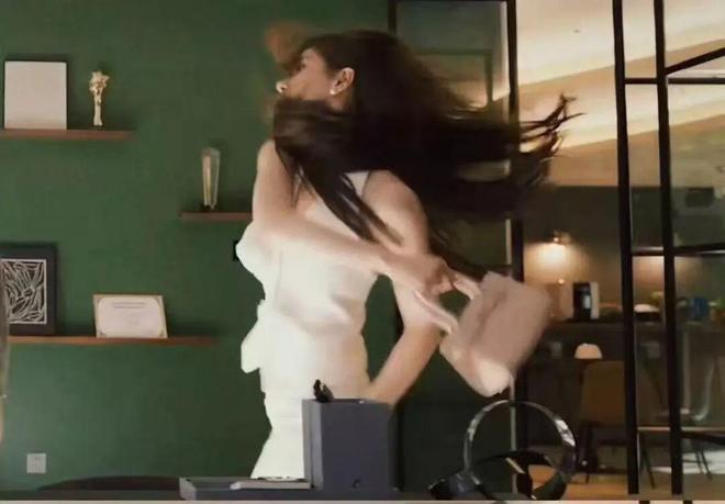 亮的翻身仗过亿的翡翠才是真耀眼!瓦力棋牌《许我耀眼》是赵露思漂(图19) 亮的翻身仗过亿的翡翠才是真耀眼!瓦力棋牌《许我耀眼》是赵露思漂(图19)