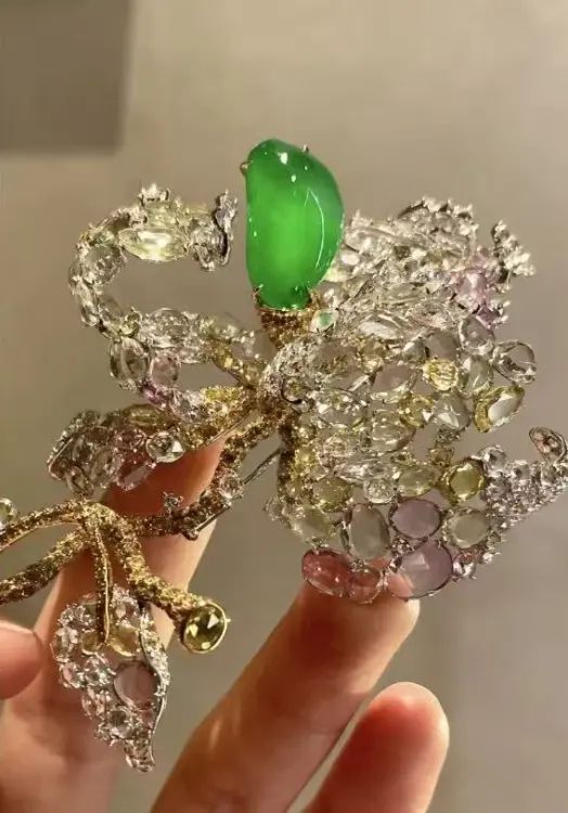 亮的翻身仗过亿的翡翠才是真耀眼!瓦力棋牌《许我耀眼》是赵露思漂(图14) 亮的翻身仗过亿的翡翠才是真耀眼!瓦力棋牌《许我耀眼》是赵露思漂(图14)