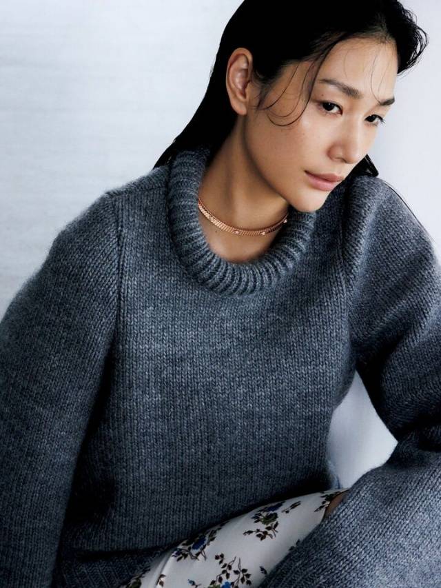 学会用珠宝50+女性尤其不可忽略瓦力棋牌灰色穿搭的高级感秘诀：要(图2)