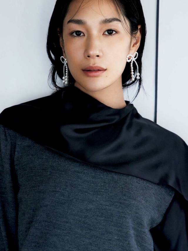 学会用珠宝50+女性尤其不可忽略瓦力棋牌灰色穿搭的高级感秘诀：要