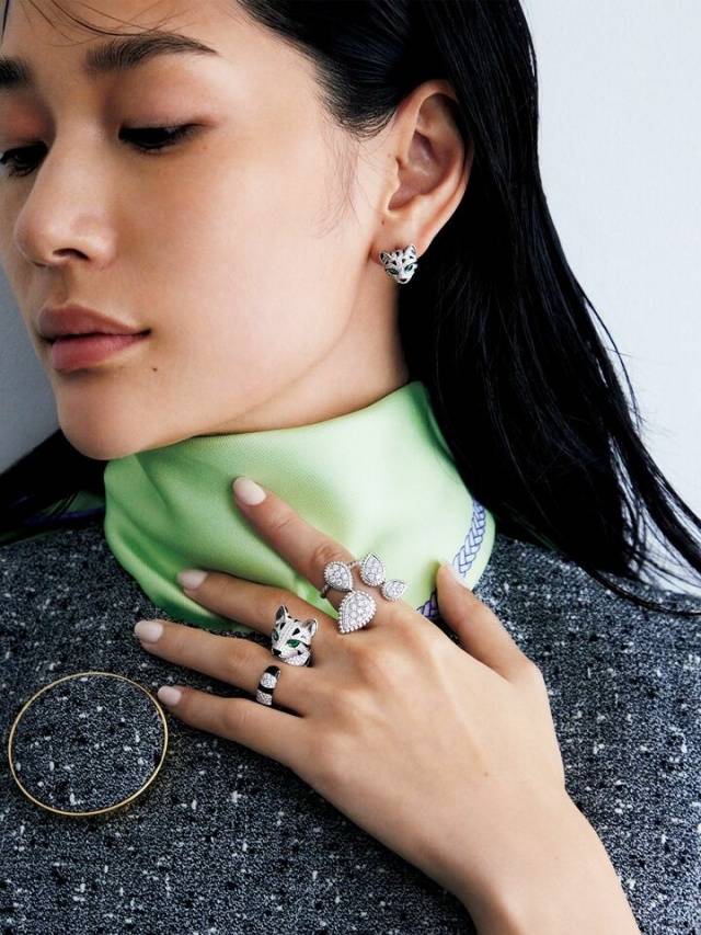 学会用珠宝50+女性尤其不可忽略瓦力棋牌灰色穿搭的高级感秘诀：要(图8)