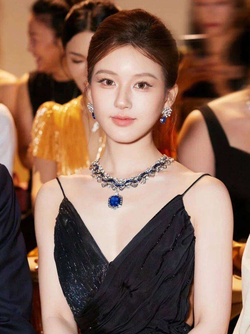 争议手捧鲜花寓意深脸颊动作被批做作瓦力娱乐棋牌赵露思压轴红毯比心引(图2)